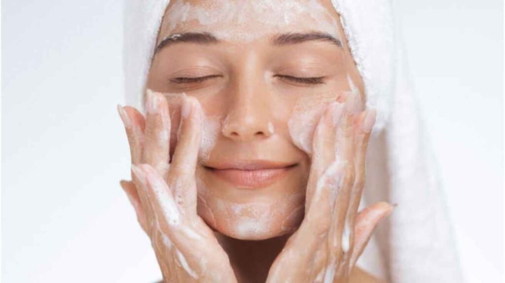 a girl gentaly massage your face.